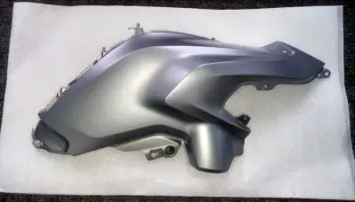 Je vends ce panneau supérieur de carénage du réservoir de carburant côté droit pour BMW K50 R1200GSW...