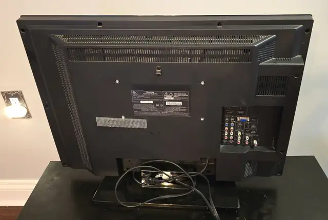 Toshiba 26 inch TV with HDMI and Remote in TVs in Ottawa - Image 4