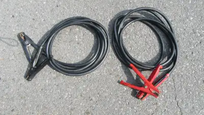 Câbles de démarrage de 176 pouces • Se connectent facilement d'une batterie de voiture à une autre s...