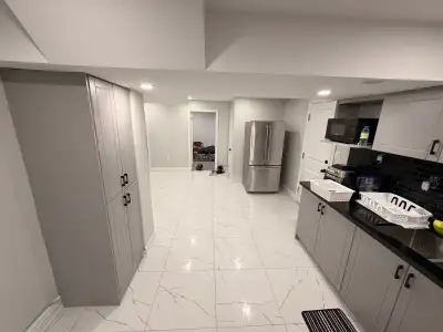 Room for girls Near to shoppers world and gateway terminal Private or in sharing New basement Furnis...