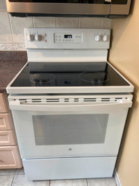 30" Free Standing Electric Standard Clean Range in White  GE