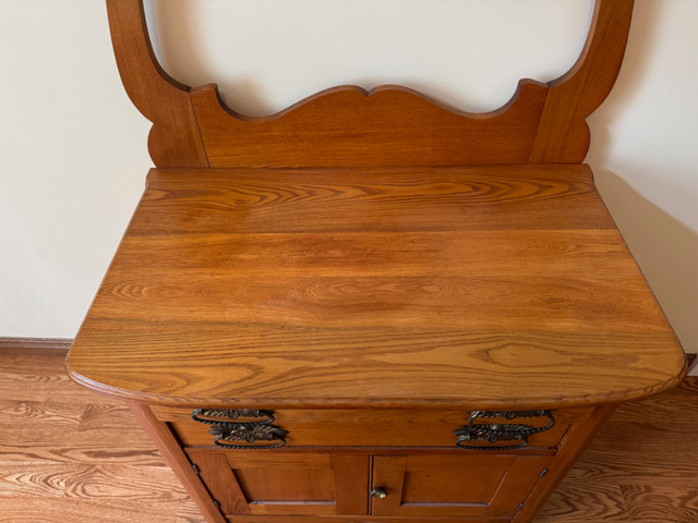 Small Vintage Washstand Cabinet in Dressers & Wardrobes in Markham / York Region - Image 3