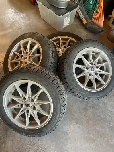 Pneus d’hiver et jantes 205/55R16 de marque Yokohama Ice Guard en excellente condition (8/32) Winter...