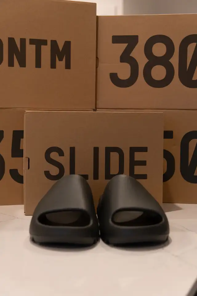 Yeezy Slide Onyx *New* in Men's Shoes in Calgary - Image 2