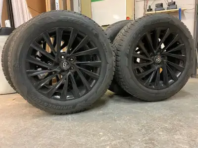 Pneus Hiver Blizzak 235 60 18 Bolt Pattern 5x108mm ou 5x4.25po Prix 800.00 Pour plus de renseignemen...