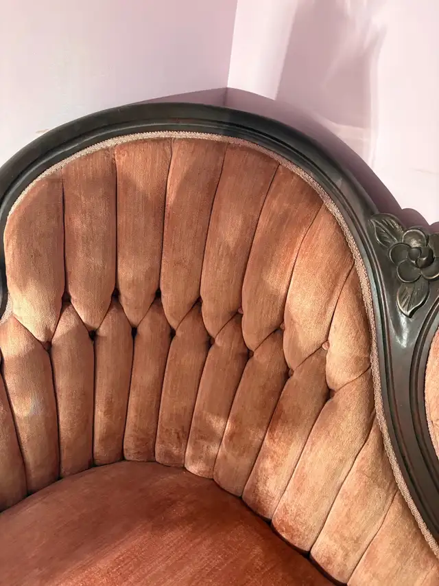 ANTIQUE VICTORIAN PINK SOFA in Couches & Futons in Gatineau - Image 6