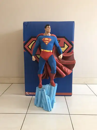 Sideshow Collectibles Superman Premium Format Statue Figure Like new mint condition and has only bee...