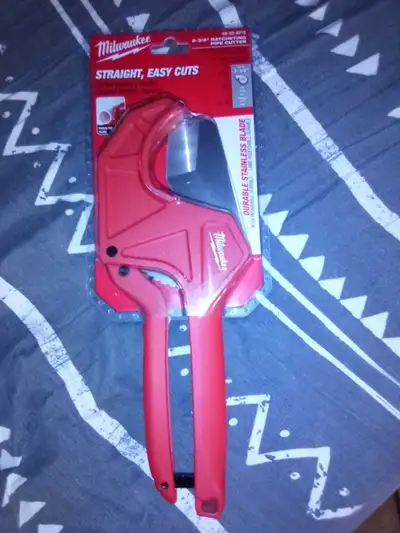 This brand-new Milwaukee 2-3/8 inch ratcheting pipe cutter is designed for precision and offers stra...