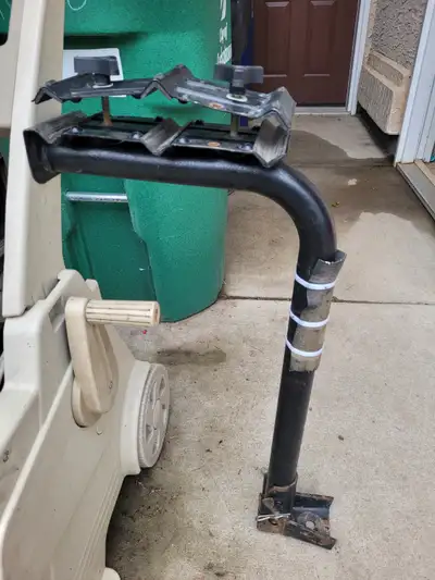 Hitch bike rack for 2 bikes. $ 40.OO OR BEST OFFER. CALL 306 2228450