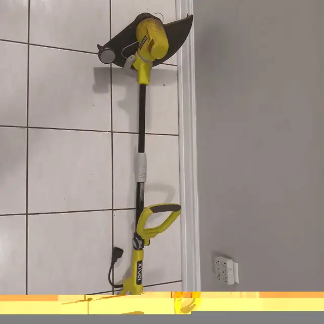 Yardworks and Ryobi Electric Weed Trimmer 14 in. in Lawnmowers & Leaf Blowers in City of Toronto - Image 3