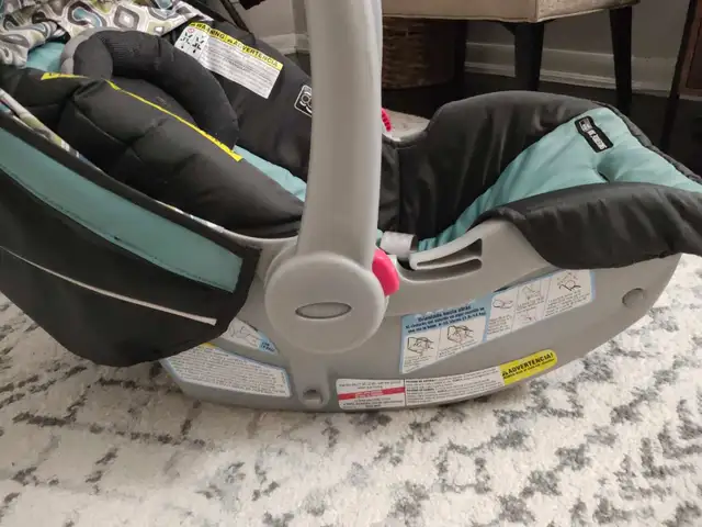 Graco SnugRide 30 LX Infant Car Seat - moderately used in Strollers, Carriers & Car Seats in City of Toronto - Image 4