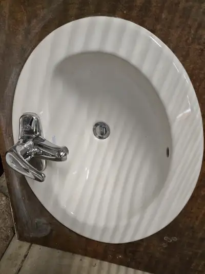 Lavabo et robinet, View more