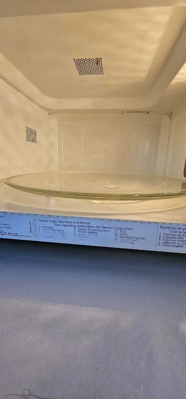 microwave  in Microwaves & Cookers in Portage la Prairie - Image 2