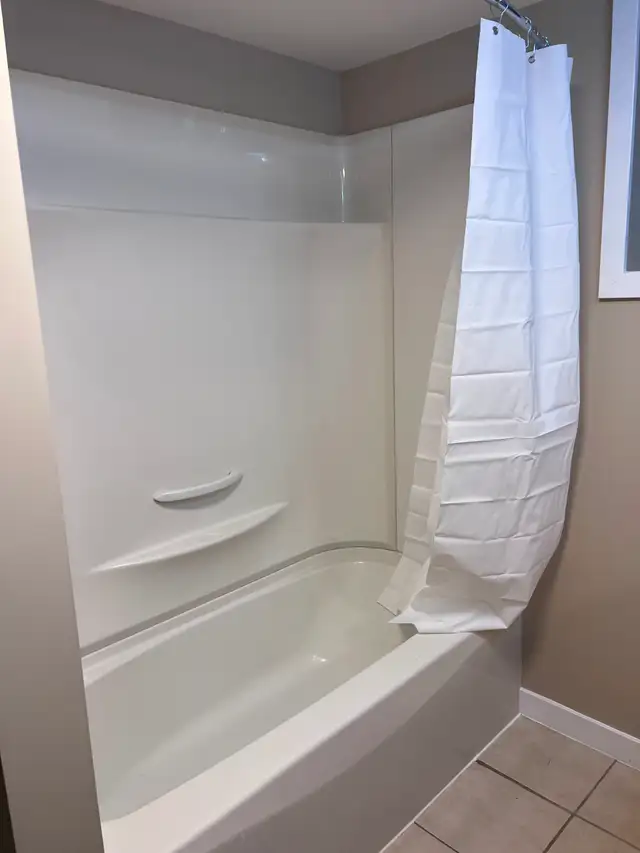 Suite in Dufferin $2200 (Utilities included) in Long Term Rentals in Kamloops - Image 9