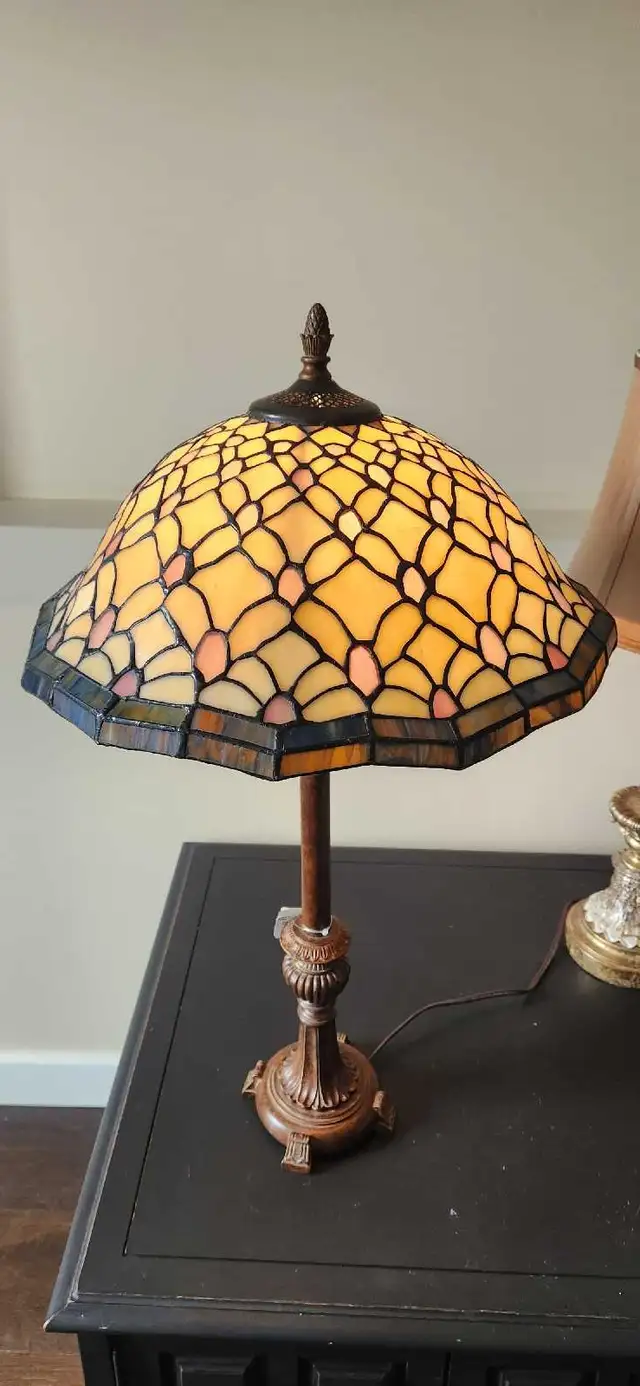 Meyda Tiffany 18" shade in Arts & Collectibles in Calgary - Image 6