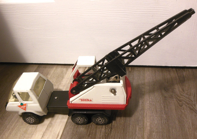 RARE RETRO VINTAGE TONKA CANADIAN TIRE TOW TRUCK CRANE TOY in Toys & Games in Stratford - Image 2