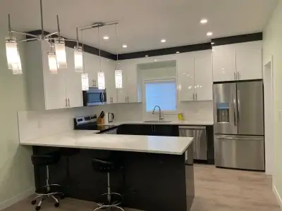 3 BEDROOM luxurious Upper Level house situated within a 4 Plex. Located in the highly desired neighb...
