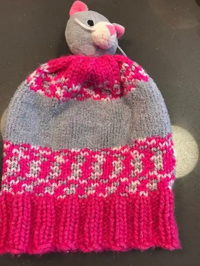 tuque fait à la main. pour enfant 3-6 ans environ. maison non fumeur et sans animaux Argent comptant...
