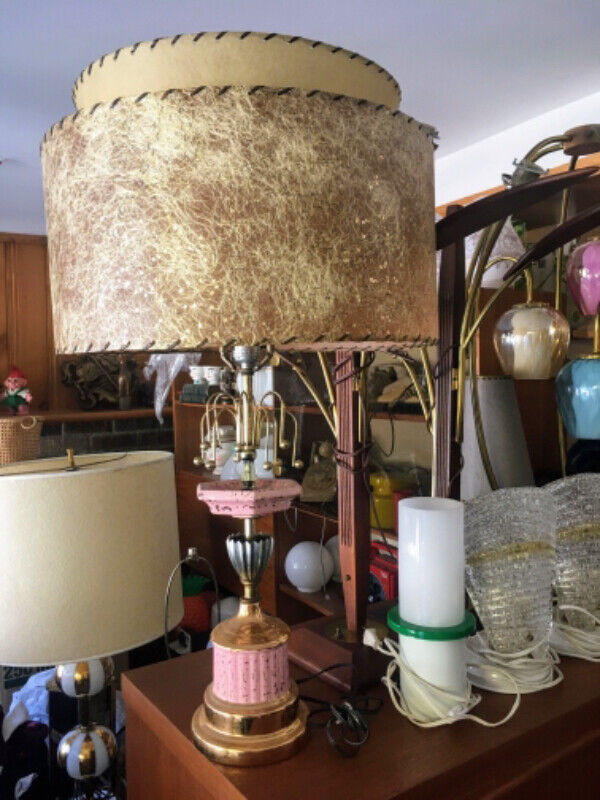 Beautiful Atomic PINK Table Lamp Large Double Fiberglass Shade dans Éclairage intérieur et plafonniers  à Ville de Montréal - Image 4