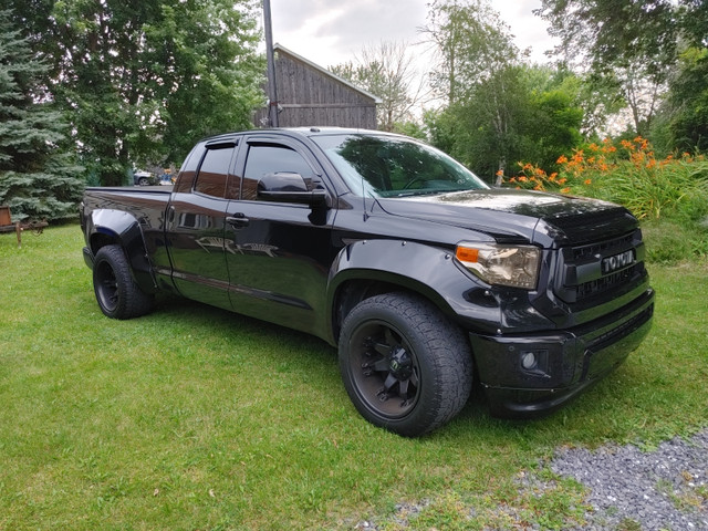 Toyota tundra sr5 2017 dans Autos et camions  à Granby