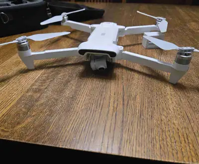 Fimi X8 SE drone. 3 batteries, several sets of extra props Carrying case Batteries all good conditio...