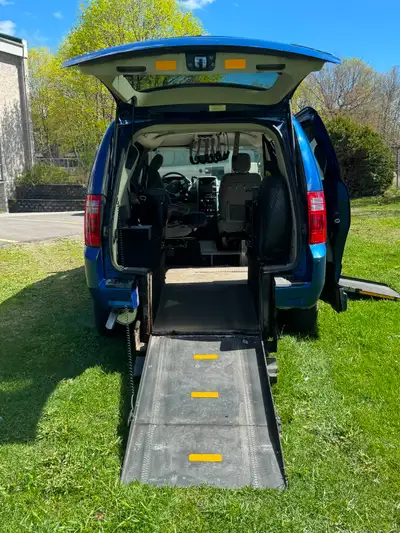 4 pneus d'été sur jantes 4 pneus d'hiver sur jantes GPS Caméra arrière Peinture en très bonne état V...