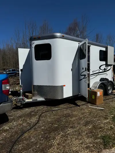 2022 hawk 2 horse straight load bumper pull it has the divider I just had it out. Minimally used, ma...