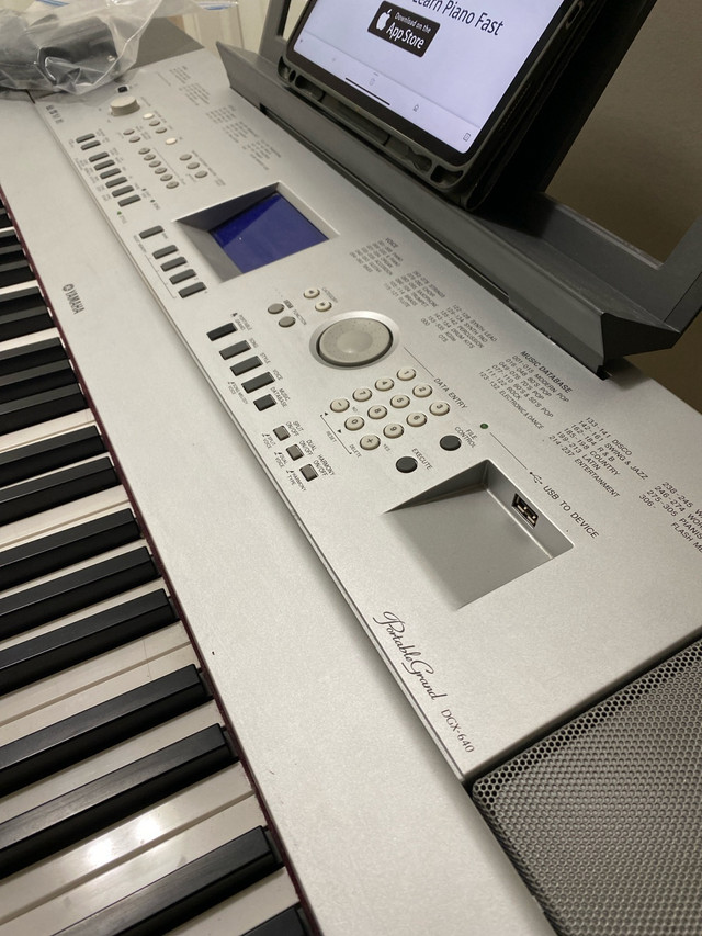 Yamaha DGC-640 Digital Piano w/built in wood stand   in Pianos & Keyboards in Lloydminster - Image 3