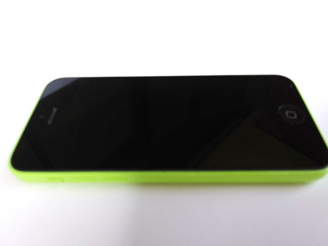 Iphone 5C 100 $ Vert. Collectionneur. Coque d dans Téléphones cellulaires  à Ville de Québec - Image 4