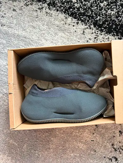 DS YEEZY KNIT RUNNER STONE ONYX - SIZE 8, View more
