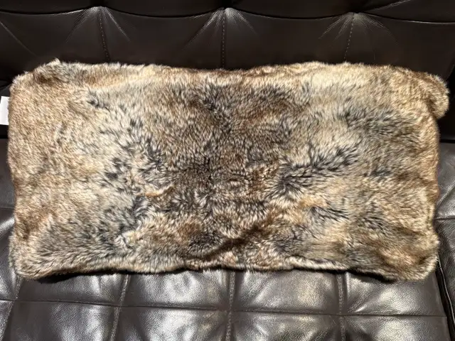 Pillow decor fur 2  in Home Décor & Accents in City of Toronto - Image 5