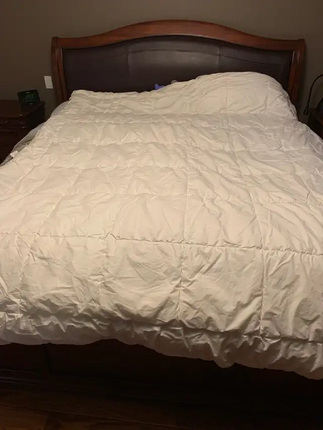 Queen polyester down alternative duvet in Bedding in London - Image 2