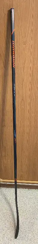 USED LEFT HAND SENIOR WARRIOR COVERT QR1 - GRIP - 85 FLEX Stick in Hockey in Kitchener / Waterloo - Image 4