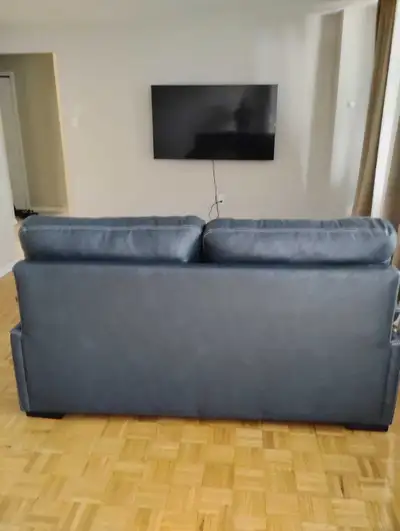 Large Room to rent in a two bedroom apartment suitable for new couples