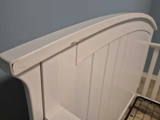 ChildCraft 4 in 1 crib, will through in free cloths in Cribs in London - Image 5