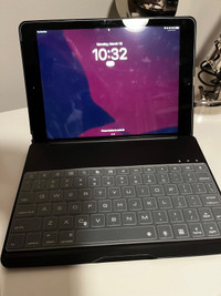 iPad 5th Gen w/ Keyboard & Case