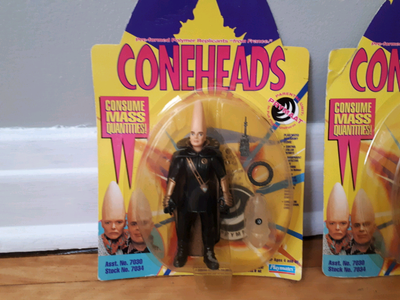 * * Please Read * * Location East Ottawa Conehead Prymaat in full fighting uniform Complete in box....