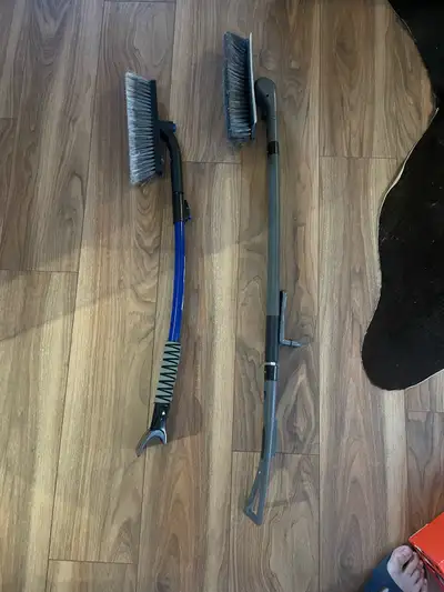 Snow brush and ice scraper ， used Left for 5 right for large vehicles 10, both extendable