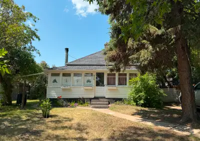 Welcome to this charming, move-in-ready bungalow in Stettler, Alberta! Nestled on a generously sized...