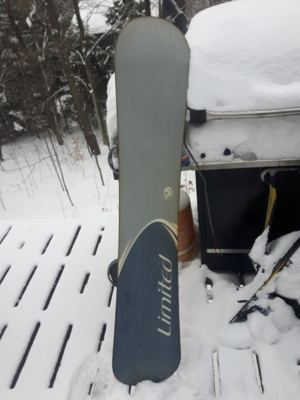 LIMITED 144CM SNOWBOARD WITH BINDINGS in Snowboard in Gatineau - Image 2