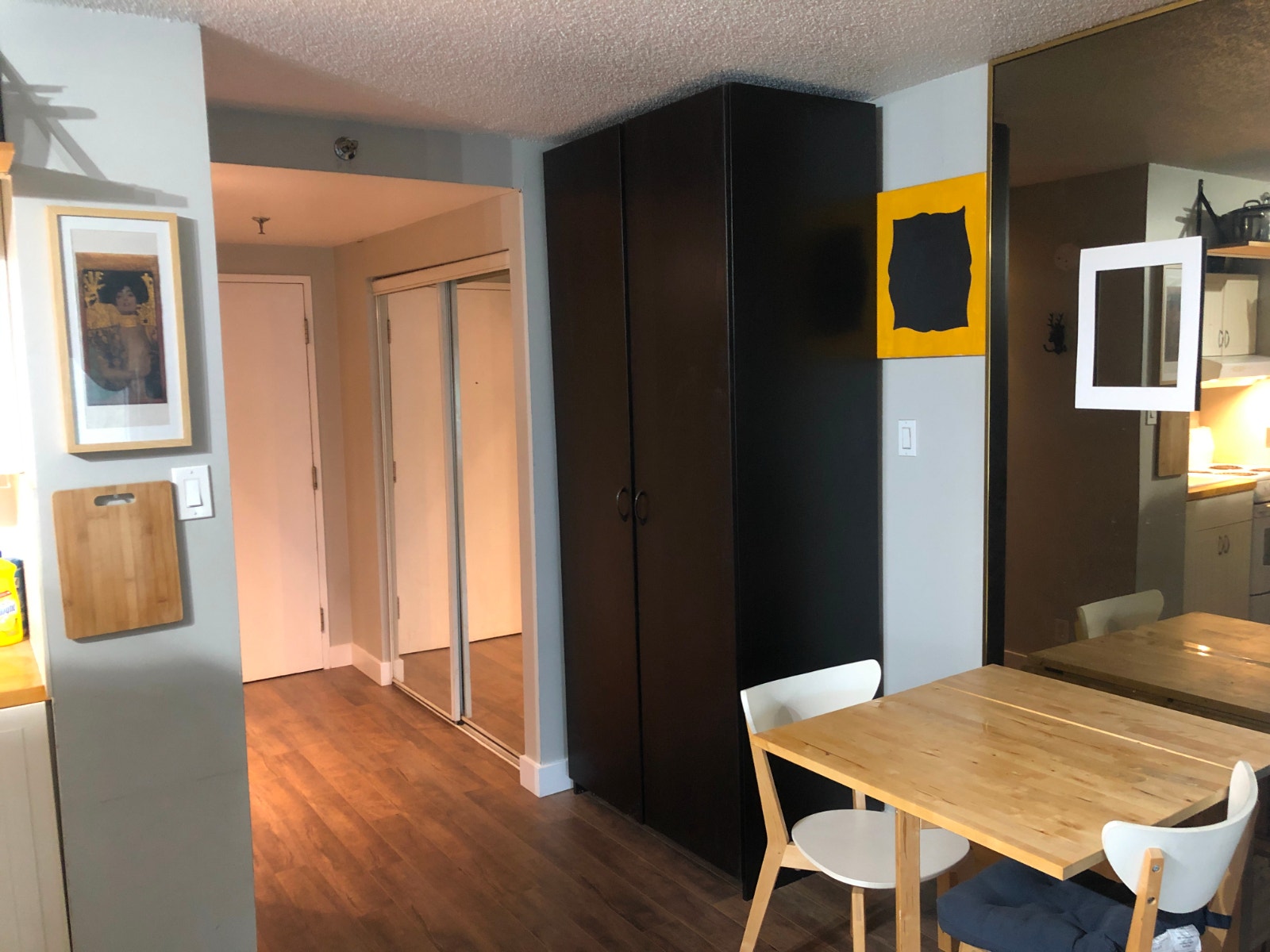Fully furnished studio in prime downtown location - $1450 — photo 3