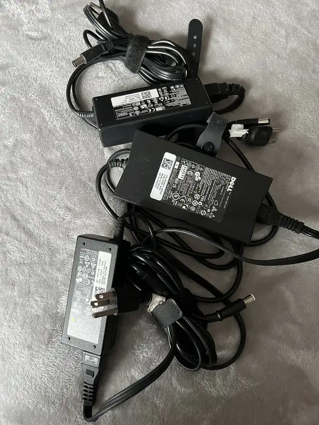 Laptop chargers in Laptop Accessories in City of Montréal - Image 3