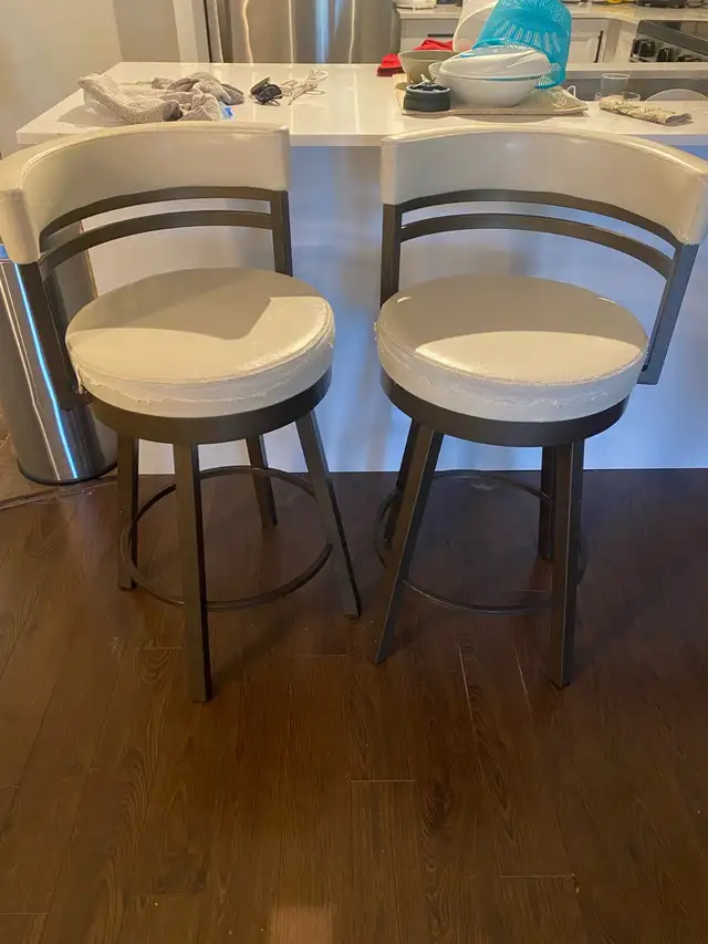 2 counter height swivel stools in Other in Oakville / Halton Region - Image 8