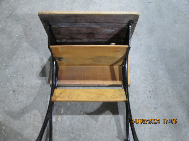 Vintage school desk in Arts & Collectibles in Timmins - Image 4