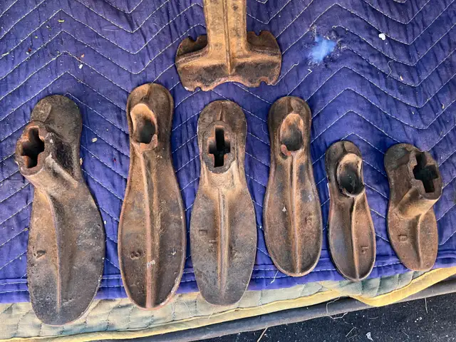 ANTIQUE SHOE REPAIR STAND + 6 SHOE INSERTS - CAST IRON in Arts & Collectibles in Mississauga / Peel Region - Image 6