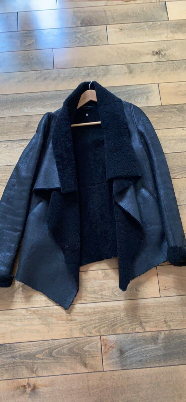 Mackage sheepskin coat  dans Femmes - Hauts et vêtements d'extérieur  à Laval/Rive Nord - Image 2