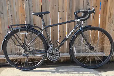 Vélo de cyclotourisme Touring Trek 520 2017 en très bon état mécanique. Il a très peu roulé. Il est...