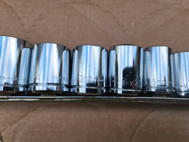 1/2 Driver 12 Pc Metric 12 Point Socket Set With Organizing Rail in Hand Tools in Windsor Region - Image 4