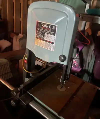 King Industrial 14” bandsaw: 1HP, 10A. Excellent condition and comes with some spare blades. Scie à...