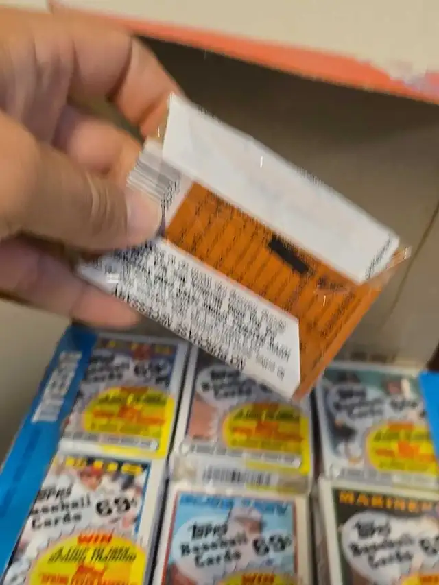 1989 Topps Baseball Cards 69c Factory Sealed Trading Cards  31 P in Baseball & Softball in St. Catharines - Image 9